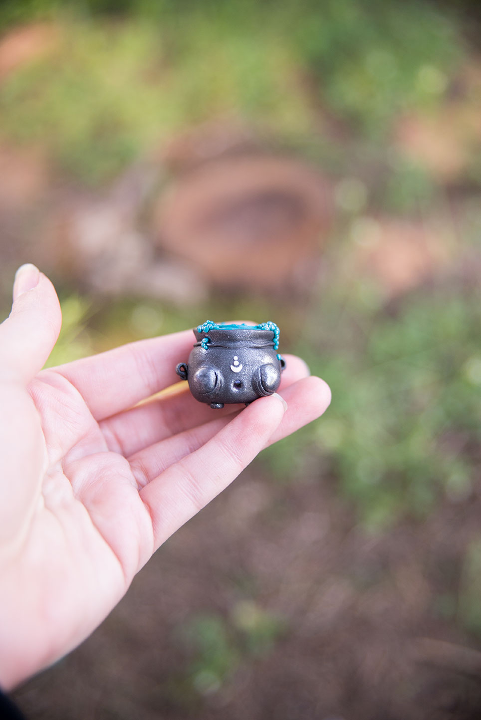 Black Cauldron w/ Bubbling Blue Potion Spore #34