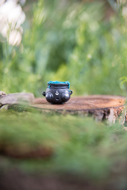 Black Cauldron w/ Bubbling Blue Potion Spore #34